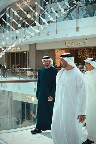 شاهد الشيخ محمد بن زايد خلال تجوّله بأحد مراكز دبي التجارية